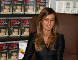 Tuğba Özay?  "KENAN EVREN'E SORMAK İSTERDİM İDAM EDİLEN GENÇLERİN ACISINI YÜREĞİNDE HİSSEDİYOR MU ?"