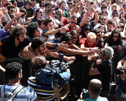 Tarık Mengüç... ROCK`N COKE`U, ROKÇU DEĞİL BİR "ROMAN" ÇOCUĞU SALLADI!