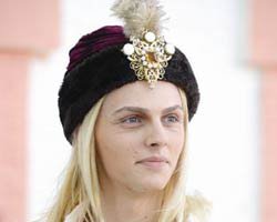 Andrej Pejic... ÇEKİMLERDE KAZA, ATTAN DÜŞTÜ!