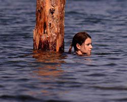 Beren Saat... ELLERİ KOLLARI BAĞLI, DALGALARLA BOĞUŞTU!
