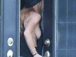 Lindsay Lohan... SÜTYEN TAKMAYINCA!