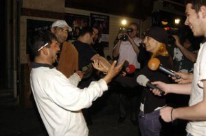 Yıldız Tilbe... SOKAKTA GÖBEK ATTI...