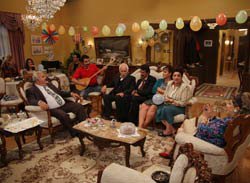 Doksanlar... MUSTAFA EVDEN KOVULUR!