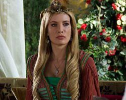 Gamze Özçelik... İLK DEFA DÖNEM DİZİSİNDE!