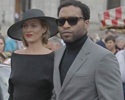 Kate Moss... İSTANBUL SOKAKLARINDA SÜTYENSİZ!!