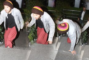 Halil Sezai...ŞİŞEDE DURDUĞU GİBİ DURMADI, YERİ ÖPTÜ!...