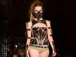 LADY GAGA DEFİLESİNE ÜNLÜ YAĞDI!...