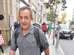 Mehmet Aslantuğ...SIRT ÇANTALI BAŞBAKAN!