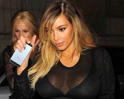 Kim Kardashian... SİYAH TRANSPARAN`DAN GÖĞÜS FRİKİĞİ!