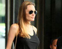 Angelina Jolie... SÜTYENSİZ MODASINA KATILDI!