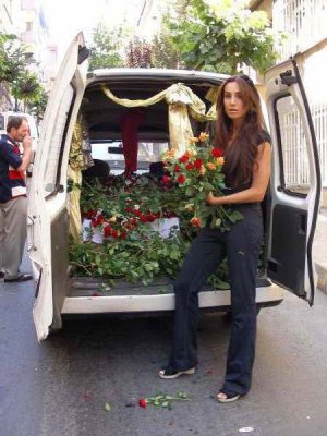 BİR MİNİBÜS DOLUSU GÜLÜ REDDETTİ ...