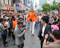 Sultan Kösen... DÜNYANIN EN UZUN ADAMINA ÇİNLİ`LERDEN YOĞUN İLGİ!