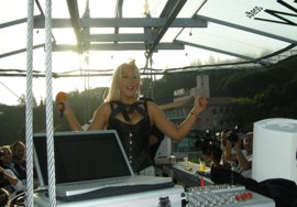 Esma Er... ALBÜMÜNÜ GÖKYÜZÜNDE TANITTI!..