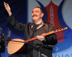 Fatih Kısaparmak... ÇİNLİLERİ MÜZİĞİ İLE MEST ETTİ!