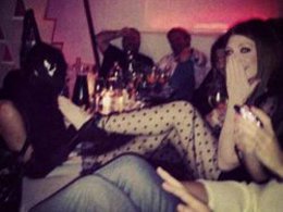 Nicola Roberts...DOĞUM GÜNÜNDE AYAK PARMAKLARINI EMDİRDİ!...