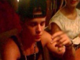 Justin Bieber...ESRAR İÇERKEN GÖRÜNTÜLENDİ!...