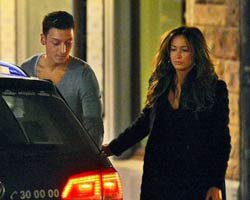 Mesut Özil... SEVGİLİDEN SÜRPRİZ DOĞUM GÜNÜ PARTİSİ!