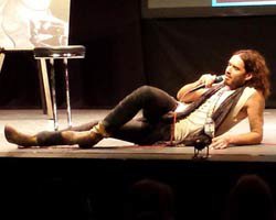 Russell Brand... `İSTANBUL`DA PAVYONDA DAYAK YEDİM!`