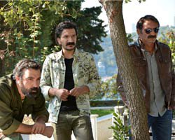 `Kaçak`... SERHAT`IN NEFESİ, TOPÇUOĞLU AİLESİ`NİN ENSESİNDE!