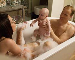 KRALİYET AİLESİ KÜVETTE!