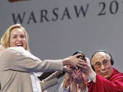 Sharon Stone...SEKSİ OYUNCUYA DALAİ LAMA`NIN ELİNDEN ÖDÜL!