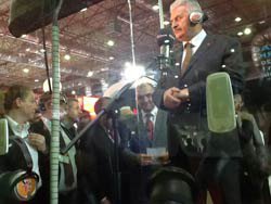 Binali Yıldırım... TRT STANDINI GEZDİ, TÜRKÜ SÖYLEDİ!