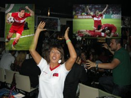 Şimal Gökçe  hem milli maçı izledi, hem CD imzaladı? MAÇKOLİK KOMPLEKSTE UĞURLU TANITIM?