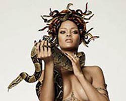Rihanna... YILANLARLA DANS!