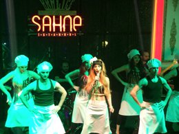 Hande Yener...KRALİÇE `SAHNE`YE İŞİN MUTFAĞINDAN GELDİ!