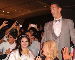 Sultan Kösen... DÜNYANIN EN UZUN BOYLU ADAMI EVLENDİ!