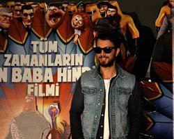 Murat Boz... HİNDİ REGGİE`Yİ SESİYLE HAYAT VERDİ!