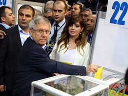 Aziz Yıldırım... YENİDEN FENERBAHÇE BAŞKANI!...