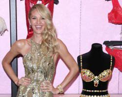 Candice Swanepoel...  BAŞ MELEK SÜTYENİNİ TANITTI!