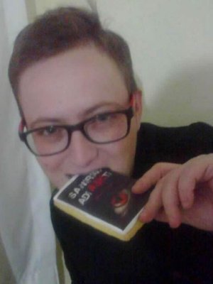 İMZA GÜNÜNDE, OKUYUCULARI YAZARIN KİTAPLARINI YEDİ!