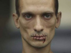 TESTİSLERİNİ YERE ÇİVİLEDİ!