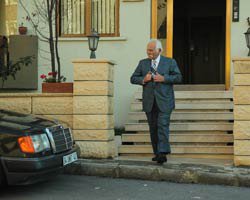 Doksanlar... MUSTAFA DEDE`NİN GARİP HALLERİ!