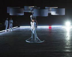 Lady Gaga... ELBİSESİ UÇURDU!