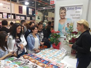 Zahide Yetiş... OMURİLİK FELÇLİLERİ İÇİN İMZA GÜNÜ!