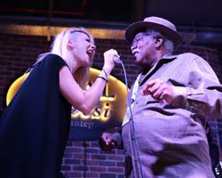 Aylin Aslım... DÜNYACA ÜNLÜ BLUES USTASIYLA DÜET BÜYÜLEDİ!