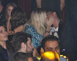 Serdar Ortaç... SEVGİLİSİNİ ÖPMEYE DOYAMADI!