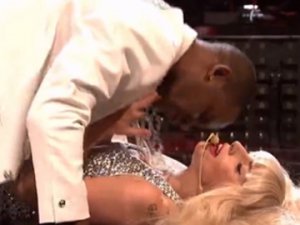 Lady Gaga... SAHNEDE SEVİŞTİ!