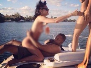 Rihanna... YARI ÇIPLAK KUCAKTAKİ O MU?