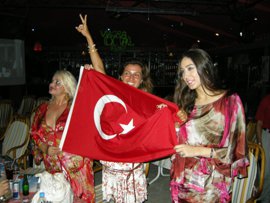 MAGAZİNKOLİK Özel / Banu Alkan-Ece Gürsel-Tuğba Özay?  JÜRİ HEYECANINDAN MİLLİ MAÇ COŞKUSUNA?