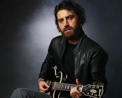 Serhat Tuna... ÜÇ BİN ALBÜMÜ YAKTI!