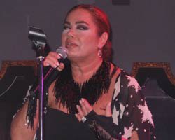 Nazan Şoray... YILLAR SONRA SAHNEDE, HİÇ ARA VERMEMİŞ GİBİ!