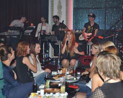 Hande Yener... `HOCAM HİÇ OKULU KIRDINIZ MI?`