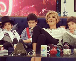 Gülben Ergen... OKULLAR TATİL OLUNCA ÇOCUKLARI İŞE GETİRDİ!