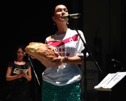 Şevval Sam... SAHNEDE TRABZONSPOR FORMASI GİYDİ!