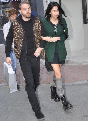 Caner Erkin ile Eşi Asena... ELELE, KOLKOLA DÜŞMAN ÇATLATTILAR!