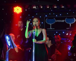 Ebru Gündeş... `ALKIŞI BİZDEN ESİRGEMEYİN`